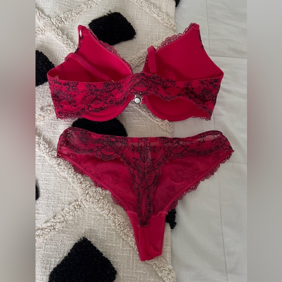 La vie en rose red and black lace magnetic bra and thong set - Picture 3 of 5